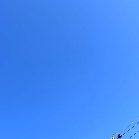 雲ひとつない青空の日