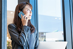 携帯電話を利用中の女性